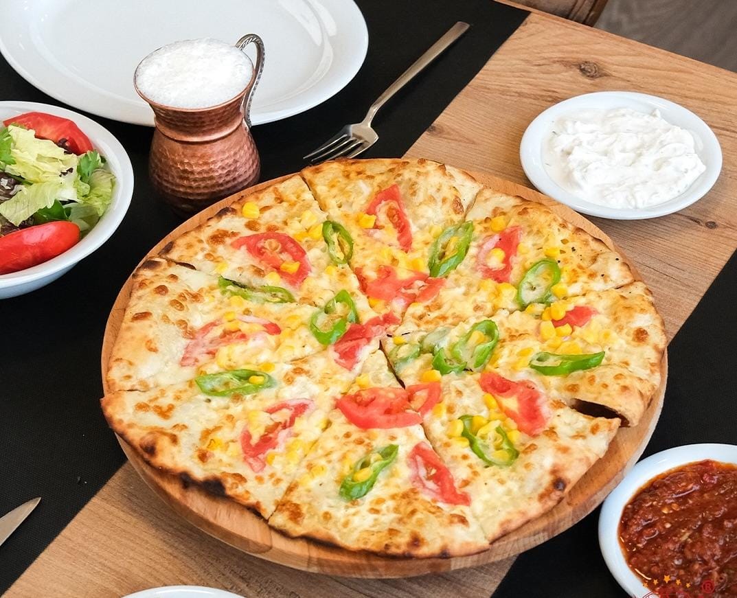 Yuvarlak Sebzeli Mozerella Pide