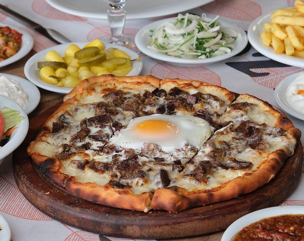 Yuvarlak Kavurmalı Mozerella Pide